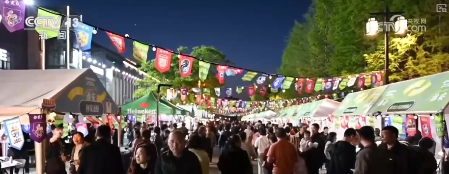 在线体育-“超”有看点引爆消费新热潮 “足球+夜市+美食+趣玩”聚人气、添活力